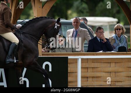 Windsor, Berkshire, Regno Unito. 4 luglio 2021. Sua Maestà la Regina indossava un velo di seta e un impermeabile mentre guardava la sua donazione di cavalli competere questa mattina al Royal Windsor Horse Show. Credit: Maureen McLean/Alamy Live News Foto Stock