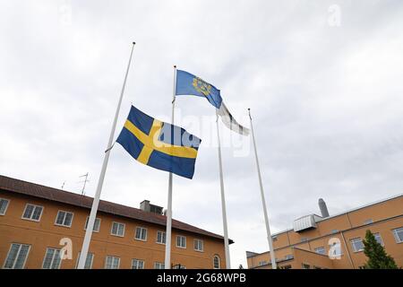 La bandiera svedese su un mezzo palo alla stazione di polizia di Linköping il giorno dopo che un poliziotto è stato ucciso a Goteborg. Foto Stock