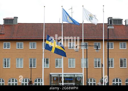 La bandiera svedese su un mezzo palo alla stazione di polizia di Linköping il giorno dopo che un poliziotto è stato ucciso a Goteborg. Foto Stock