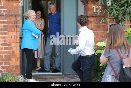 (Da sinistra a destra) l'eurodeputato Frances Fitzgerald insegue con il candidato di fine Gael James Geoghegan nella by-elezione di Dublin Bay South. Data immagine: Giovedì 1 luglio 2021. Foto Stock