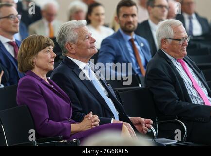 Francoforte, Germania. 04 luglio 2021, Hessen, Francoforte sul meno: L'ex presidente federale Joachim Gauck (centro) siede accanto al suo partner Daniela Schadt (a sinistra) alla presentazione del Franz Werfel Human Rights Award 2021 al Paulskirche. Sulla destra si trova Christean Wagner (CDU), presidente del Centro della Fondazione contro le espulsioni. Il premio, del valore di 10,000 euro, viene assegnato dalla Fondazione. Credit: dpa Picture Alliance/Alamy Live News Foto Stock