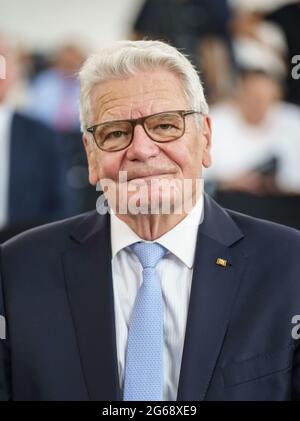 Francoforte, Germania. 04 luglio 2021, Hessen, Francoforte sul meno: L'ex presidente tedesco Joachim Gauck siede alla presentazione del Franz Werfel Human Rights Award 2021 al Paulskirche. Il premio, dotato di 10,000 euro, è assegnato dal Centro Fondazione contro le espulsioni. Foto: Frank Rumpenhorst/dpa Credit: dpa Picture Alliance/Alamy Live News Foto Stock