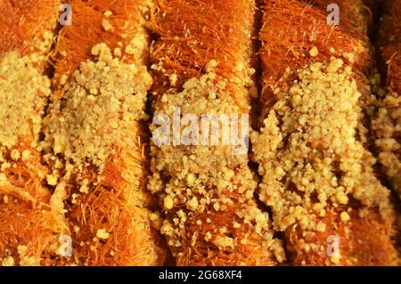 Kadayif Birmania con noci, uno dei tradizionali e meravigliosi dessert della cucina turca, kadayif Birmania dessert turco Foto Stock