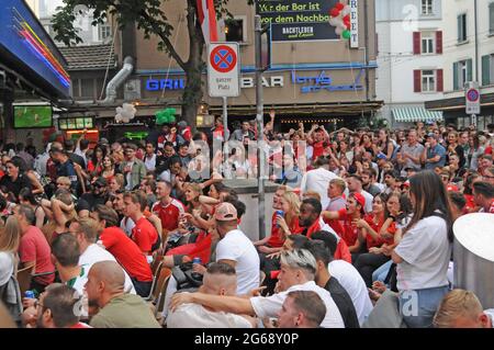 Emozioni pure all'evento calcistico pubblico di Longstreet nella città di Zürich alla partita Svizzera contro Spagna durante il campione del mondo chip 2021 Foto Stock