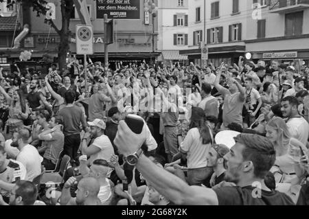 Emozioni pure all'evento calcistico pubblico di Longstreet nella città di Zürich alla partita Svizzera contro Spagna durante il campione del mondo chip 2021 Foto Stock