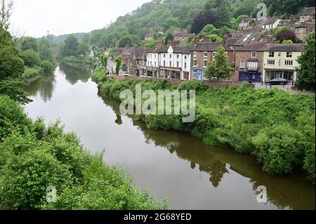 Guardando verso il basso Iron Bridge sul fiume Severn. Foto Stock