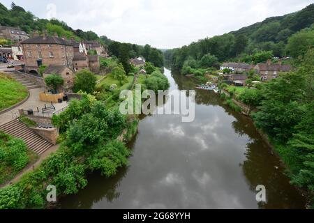 Guardando giù a Ironbridge sul fiume Severn. Foto Stock