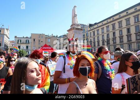 Napoli, Italia. 03 luglio 2021. Persone a LGBTQ Pride a Napoli, Italia, il 3 luglio 2021. Sullo sfondo, la statua di Dante Alighieri (Foto di Elisa Gestri/Sipa USA) Credit: Sipa USA/Alamy Live News Foto Stock