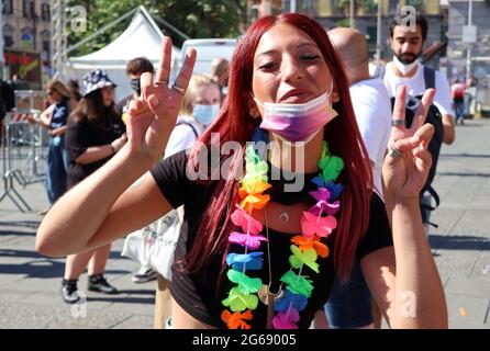 Napoli, Italia. 03 luglio 2021. Un attivista a LGBTQ Pride a Napoli, Italia, il 3 luglio 2021. Nel 1996 Napoli fu la prima città in Italia ad ospitare un orgoglio gay. (Foto di Elisa Gestri/Sipa USA) Credit: Sipa USA/Alamy Live News Foto Stock