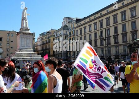 Napoli, Italia. 03 luglio 2021. Una bandiera LGBTQ a Pride a Napoli, il 3 luglio 2021. Sullo sfondo, la statua di Dante Alighieri. (Foto di Elisa Gestri/Sipa USA) Credit: Sipa USA/Alamy Live News Foto Stock