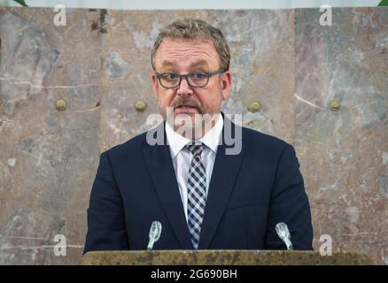 04 luglio 2021, Hessen, Francoforte sul meno: Bernd Fabritius (CSU), Commissario per le questioni di Aussiedler e le minoranze nazionali, ha pronunciato il discorso di riconoscimento del premio, ex presidente federale Gauck, alla cerimonia di premiazione del Premio Franz Werfel per i diritti umani 2021 a Paulskirche. Foto: Frank Rumpenhorst/dpa Foto Stock