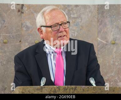 04 luglio 2021, Hessen, Francoforte sul meno: Christean Wagner, presidente del Centro della Fondazione contro le espulsioni, accoglie il premio, ex presidente tedesco Gauck, alla cerimonia di premiazione del Premio Franz Werfel per i diritti umani 2021 nella Paulskirche. Foto: Frank Rumpenhorst/dpa Foto Stock