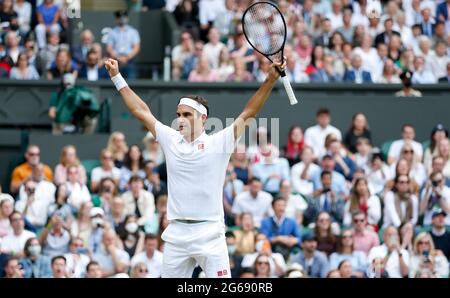 (210704) -- LONDRA, 4 luglio 2021 (Xinhua) -- Roger Federer della Svizzera celebra dopo la terza partita dei singoli uomini contro Cameron Norrie della Gran Bretagna al Wimbledon Tennis Championship di Londra, Gran Bretagna, 3 luglio 2021. (Xinhua/Han Yan) Foto Stock