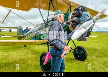 Pulizia degli aeromobili, lucidatura dell'elica. Cura di un 1928 Travel Air 4000 con un grande motore radiale continentale, Middle Wallop, Hampshire, Regno Unito Foto Stock