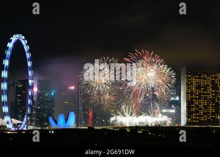 Fuochi d'artificio con Singapore Flyer in background Foto Stock