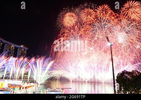 Spettacolo di fuochi d'artificio durante CNY a Singapore Foto Stock