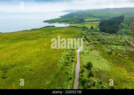 Vista aerea dal drone della strada rurale a pista singola sulla penisola di Kintyre, parte del percorso turistico Kintyre 66 in Argyll & Bute, Scozia Regno Unito Foto Stock