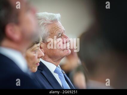 04 luglio 2021, Hessen, Francoforte sul meno: L'ex presidente tedesco Joachim Gauck (centro) siede accanto alla sua partner Daniela Schadt (a sinistra) alla presentazione del Franz Werfel Human Rights Award 2021 nella Chiesa di San Paolo. Il premio, dotato di 10,000 euro, è assegnato dalla fondazione Zentrum gegen Vertreibungen. Secondo la giuria, il premio è destinato a onorare il lungo impegno di Gauck, che come presidente federale ha denunciato anche la violazione dei diritti umani attraverso genocidio, espulsione e genocidio. Foto: Frank Rumpenhorst/dpa Foto Stock