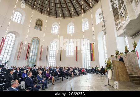 04 luglio 2021, Hessen, Francoforte sul meno: L'ex presidente federale Joachim Gauck (r) esprime la sua gratitudine dopo aver ricevuto il Franz Werfel Human Rights Award 2021 al Paulskirche. Secondo la giuria, il premio, che è dotato di 10,000 euro e co-fondato dal Centro della Fondazione contro le espulsioni, è destinato a onorare i molti anni di impegno di Gauck, che ha anche denunciato la violazione dei diritti umani attraverso genocidio, espulsione e genocidio come Presidente Federale. Foto: Frank Rumpenhorst/dpa Foto Stock