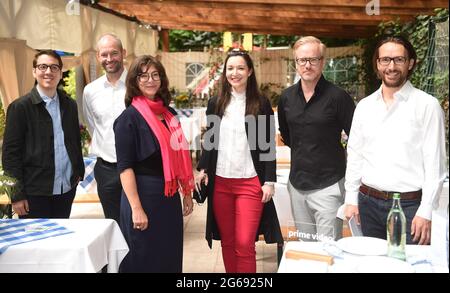 04 luglio 2021, Baviera, Monaco di Baviera: Nikos Karavias, responsabile dello sviluppo Amazon (l-r) James Farrell, VP Local Originals, Petra Hengge responsabile della serie di originali tedeschi presso Amazon Studios, Verena Schilling, responsabile dei film originali tedeschi, Volker Neuenhoff, capo degli originali tedeschi senza copione e Philip Pratt, capo degli originali tedeschi, Spettacolo al Amazon Studios Press Breakfast al Festival Internazionale del Cinema di Monaco nella birreria dell'Hofbräukeller su Wiener Platz. Il München Filmfest si svolgerà dal 1.7.2021 al 10.7.2021 nella capitale dello stato. Foto: Felix Hörhager/dpa Foto Stock