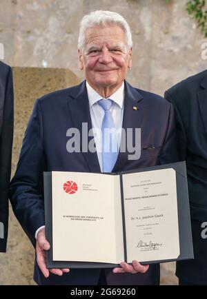 04 luglio 2021, Hessen, Francoforte sul meno: L'ex presidente tedesco Joachim Gauck ha ottenuto il certificato dopo aver ricevuto il Franz Werfel Human Rights Award 2021 nel Paulskirche. Secondo la giuria, il premio, che è dotato di 10,000 euro e co-fondato dal Centro della Fondazione contro le espulsioni, è destinato a onorare i molti anni di impegno di Gauck, che ha anche denunciato la violazione dei diritti umani attraverso genocidio, espulsione e genocidio come Presidente Federale. Foto: Frank Rumpenhorst/dpa Foto Stock