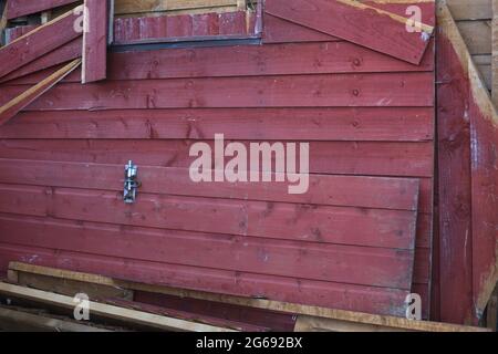 Primo piano di un vecchio capannone di legno scartato e pannelli di legno Foto Stock