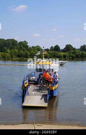 Blitterswijck, Paesi Bassi - 1 luglio. 2021: Vista sul traghetto per piccoli passeggeri e biciclette (voet- en fietsveer) sul fiume maas in estate Foto Stock