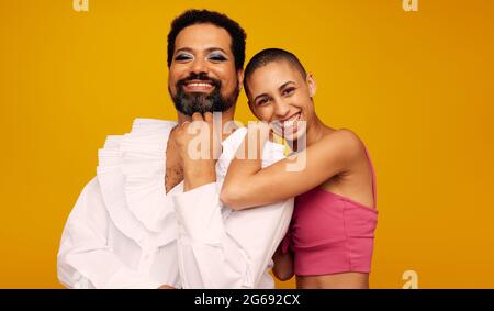 Ritratto di due migliori amici in piedi insieme. Felice amicizia condivisa tra maschio e femmina Foto Stock