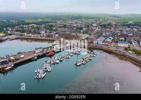 Vista aerea dal drone di Campbeltown e porto sulla penisola di Kintyre, Argyll & Bute, Scozia Regno Unito Foto Stock