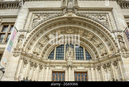 The Romaneque - architettura classica davanti all'iconico Victoria and Albert Museum in Cromwell Road, South Kensington, London SW7 Foto Stock