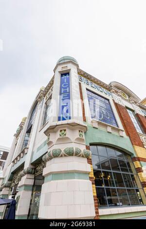 Vista esterna di Bibendum, un ristorante nello storico edificio in stile art deco Michelin House a Fulham Road, Kensington & Chelsea, Londra SW3 Foto Stock