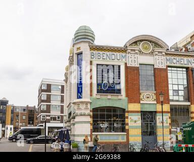 Vista esterna di Bibendum, un ristorante nello storico edificio in stile art deco Michelin House a Fulham Road, Kensington & Chelsea, Londra SW3 Foto Stock