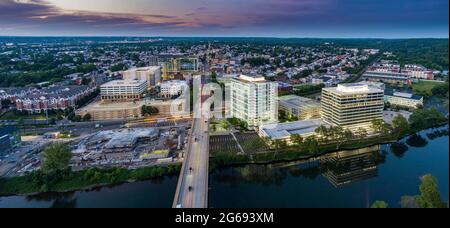 Veduta aerea di Conshohocken Pennsylvania USA al crepuscolo Foto Stock