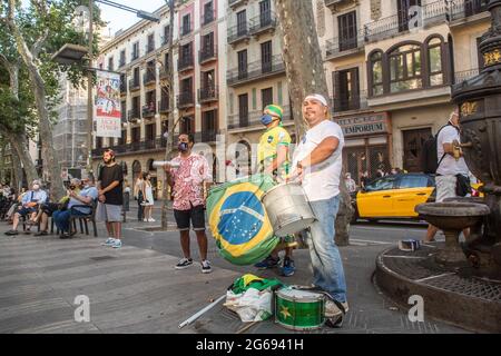 Barcellona, Catalogna, Spagna. 3 luglio 2021. I manifestanti sono visti suonare strumenti tipici brasiliani. Sabato 3 luglio, giornata segnata da manifestazioni nelle principali città del Brasile contro il presidente brasiliano, Jair Bolsonaro. I brasiliani che si trovano a Barcellona hanno tenuto una manifestazione sulle Ramblas di Barcellona per unirsi alle proteste del loro paese natale Credit: Thiago Prudencio/DAX/ZUMA Wire/Alamy Live News Foto Stock