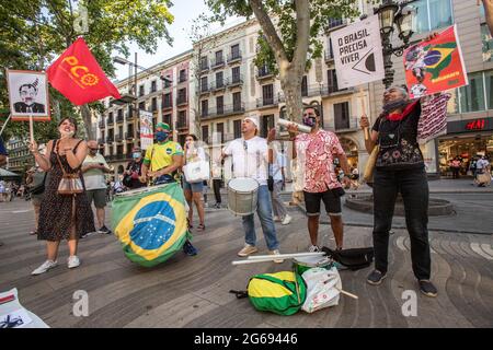 3 luglio 2021, Barcellona, Catalogna, Spagna: I manifestanti sono visti suonare strumenti tipici brasiliani..il Sabato, 3 luglio, giornata segnata da manifestazioni nelle principali città del Brasile contro il presidente brasiliano, Jair Bolsonaro. I brasiliani che si trovano a Barcellona hanno tenuto una manifestazione sulle Ramblas di Barcellona per unirsi alle proteste del loro paese natale (Credit Image: © Thiago Prudencio/DAX via ZUMA Wire) Foto Stock