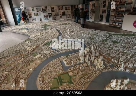 Londra, Regno Unito. 04 luglio 2021. Un modello su larga scala che mostra la maggior parte del centro di Londra, compreso lo stadio di Wembley. È tanto una cosa da guardare e puntare verso il pubblico, quanto uno strumento di vendita e spiegazione per architetti e urbanisti. Lo spazio espositivo è aperto da lunedì a venerdì dalle 8:00 alle 18:00 e sabato e domenica dalle 10:00 alle 18:00. Si trova al piano superiore del carbone gocce Yard Credit: Paul Quezada-Neiman/Alamy Live News Foto Stock