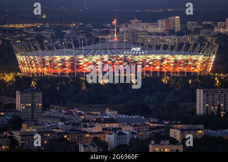 Varsavia, Polonia - 18 Giugno 2021: Stadio Nazionale (Polacco: Stadion Narodowy, PGE Narodowy) illuminato di notte, punto di riferimento della città. Foto Stock