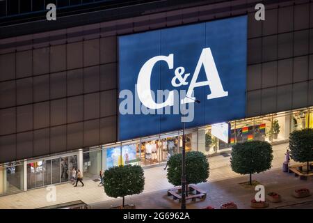 Varsavia, Polonia - 18 Giugno 2021: C&A store, azienda di vendita al dettaglio di abbigliamento nel centro della città di notte Foto Stock