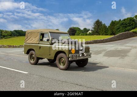 Top in tela anni '1965 60 serie verde IIA Land Rover 2495 cc diesel pick-up 2 porte in viaggio verso Leighton Hall, fiera di auto d'epoca di luglio, Carnforth, Lancashire UK Foto Stock