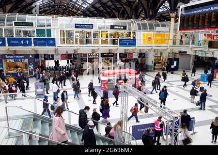 Persone passeggeri che camminano sull'atrio e controllano gli orari di partenza alla stazione di Liverpool Street durante la pandemia di Covid a Londra UK KATHY DEWITT Foto Stock