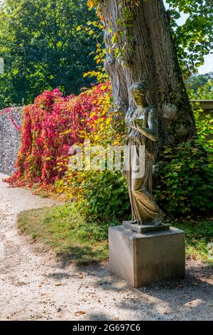 Una statua e colorato superriduttore virginia nei terreni di Sherborne New Castle, Dorset, Inghilterra, Regno Unito Foto Stock