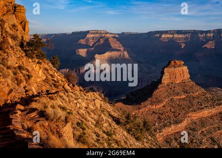 Il percorso South Kaibab Trail si curva intorno alle pareti del Canyon verso un altopiano Foto Stock