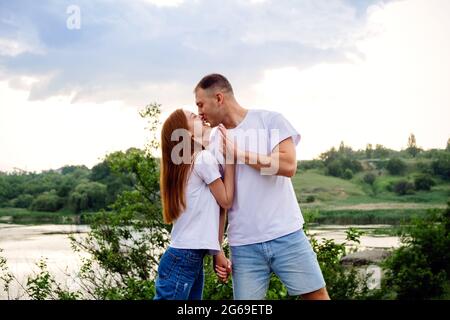 Destinazioni per luna di miele economiche, fuga romantica, viaggio in coppia da solo. Coppia innamorata, sposi novelli in t-shirt bianca che si divertono sulla natura Foto Stock