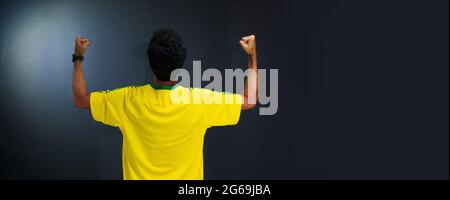 Olimpiadi felice uomo nero ventilatore in uniforme isolato su sfondo nero. Foto Stock