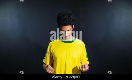 Olimpiadi felice uomo nero ventilatore in uniforme isolato su sfondo nero. Foto Stock