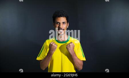 Olimpiadi felice uomo nero ventilatore in uniforme isolato su sfondo nero. Foto Stock