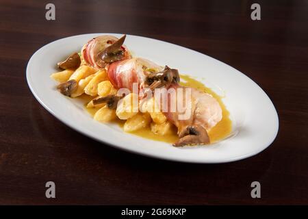 Involtini di pollo ripieni con funghi e patate Foto Stock