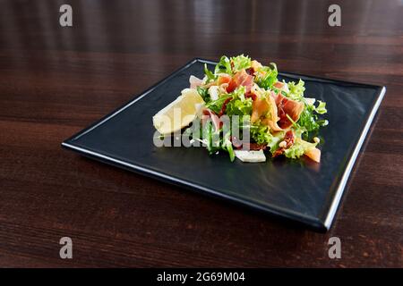 Arugula e insalata di prosciutto servita al ristorante Foto Stock