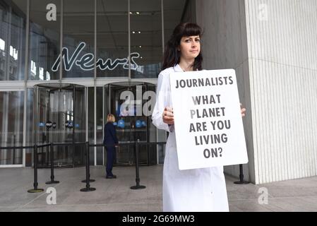 Londra, Regno Unito. 4 luglio 2021. Azione "libera la Stampa" di Extinction Rebellion. Gli scienziati organizzano una protesta al di fuori dell'edificio del News Corp di London Bridge contro i media. Credit: Andrea Domeniconi/Alamy Live News Foto Stock