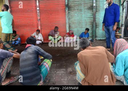 Dhaka, Bangladesh. 04 luglio 2021. I volontari distribuiscono cibo ai senzatetto durante il blocco imposto per contenere la diffusione del coronavirus Covid-19 nell'area del terminal degli autobus di Gastali a Dhaka il 4 luglio 2021. Credit: Mamunur Rashid/Alamy Live News Foto Stock